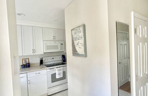 West Falmouth House | Beach House, 5 min Walk to Old Silver Beach!