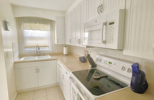 West Falmouth House | Beach House, 5 min Walk to Old Silver Beach!