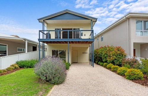 Fleurieu Peninsula House | Beach House- beach front Stylish 4 bedroom house