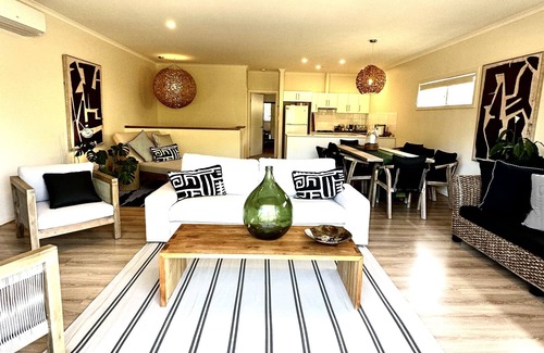 Fleurieu Peninsula House | Beach House- beach front Stylish 4 bedroom house