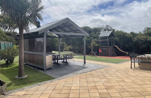 Rye House | beach-house-ocean-bayside-beaches: Golf Green, Playground, Hot Tub, Wifi, Foxtel