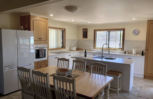 Miranda House | Beach House - Self Contained, Three Bedroom House with 2 Queens, 1 Double/Single Bunk Bed & 2 Pull-Out Single Beds, Secure Yard, Ocean/Bush/Mountain View