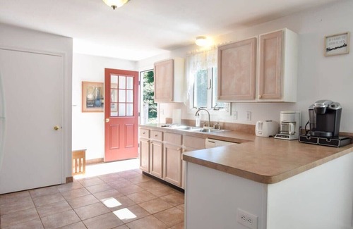 North Eastham House | Beach House Short Walk to Kingsbury Beach!