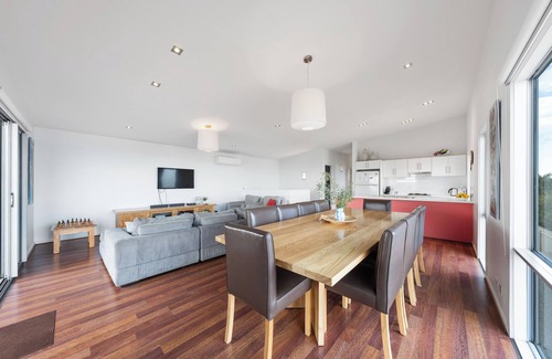 Port Elliot House | Beach House w/breathtaking Sea Views Pet & Family Friendly - 2min walk to Beach