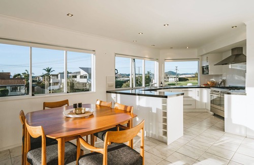 Whangamata House | BEACH HOUSE Whangamatā (BEACH HOUSE) - 100m from Harbour