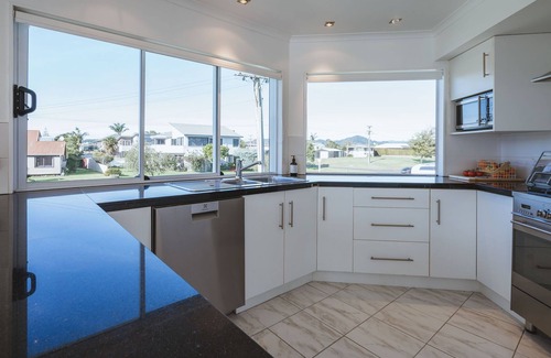 Whangamata House | BEACH HOUSE Whangamatā (BEACH HOUSE) - 100m from Harbour