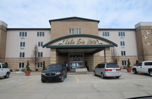 Geneva-on-the-Lake Condo | BEACH LEVEL LAKE FRONT CONDO L02-5 Queen beds. Perfect for families with kids