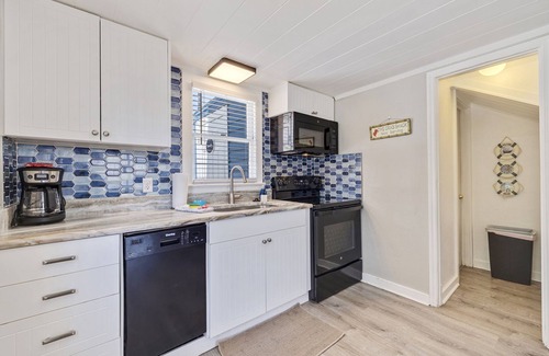 St. Petersburg - Clearwater Cottage | Beach Lodge:2 Story Sleeps up to 12* Beach front pavilion* heated pool