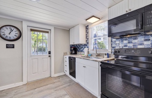St. Petersburg - Clearwater Cottage | Beach Lodge:2 Story Sleeps up to 12* Beach front pavilion* heated pool