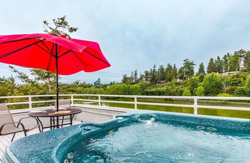 Coupeville House | Beach Look Out Retreat - Lake in Backyard, Hot Tub