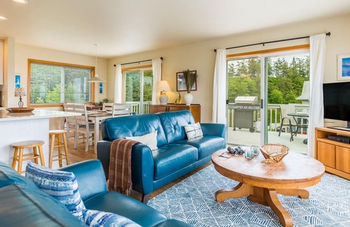 Coupeville House | Beach Look Out Retreat - Lake in Backyard, Hot Tub