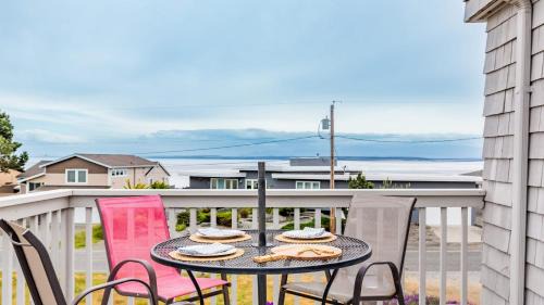 Coupeville House | Beach Lookout Retreat by AvantStay Rooftop Views