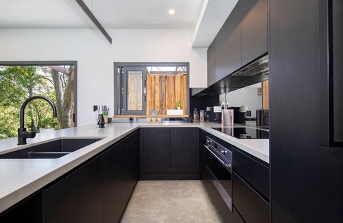 Merewether House | Beach Meets Bush at Expansive Treetop Oasis