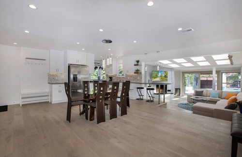 Venice House | Beach Oasis - Heated Pool - Music Studio - Golf