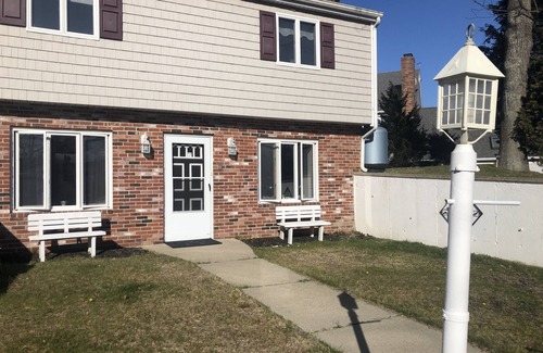 Plymouth House | 😎BEACH 🏖PARADISE 😎 2 minute walk to Private Pet Friendly Beach. Leashes require