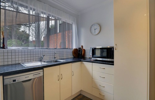 Glenelg South House | Beach & Pines | Large 3BR House Glenelg | Wifi | BBQ