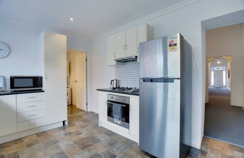 Glenelg South House | Beach & Pines | Large 3BR House Glenelg | Wifi | BBQ