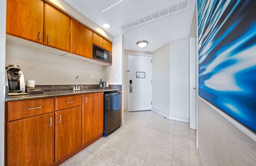 Sunny Isles Beach Resort | Beach Resort Suite with Ocean view!