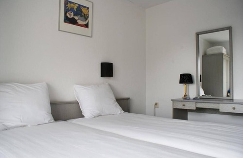 Nieuwvliet Hotel | Beach Retreat in Comfortable Room Close to Strand Cadzand-Bad | Free Parking
