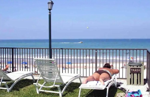 Daytona Beach Apartment | Beach 🏝️ Retreat Studio - Oceanfront 🌊 Pool & Tiki Bar 🍹with direct beach access