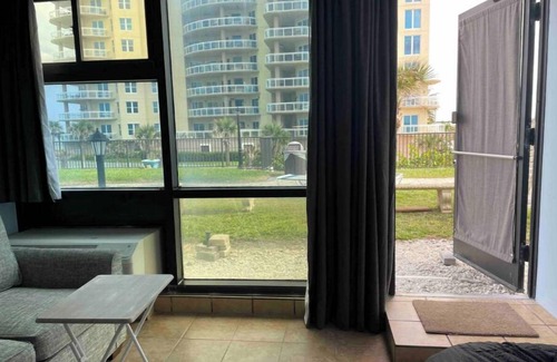 Daytona Beach Apartment | Beach 🏝️ Retreat Studio - Oceanfront 🌊 Pool & Tiki Bar 🍹with direct beach access
