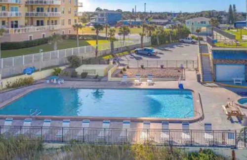 Daytona Beach Apartment | Beach 🏝️ Retreat Studio - Oceanfront 🌊 Pool & Tiki Bar 🍹with direct beach access