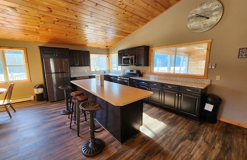 Gaines House | Beach Roost - Secluded Riverside Retreat: Perfect Getaway for Outdoor Adventures!