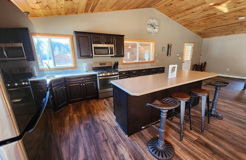 Gaines House | Beach Roost - Secluded Riverside Retreat: Perfect Getaway for Outdoor Adventures!