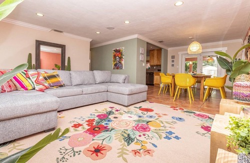 Olympia Heights House | Beach-Style Pool Family Stay Near Airport