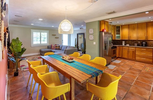 Olympia Heights House | Beach-Style Pool Family Stay Near Airport