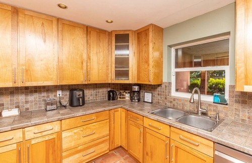 Olympia Heights House | Beach-Style Pool Family Stay Near Airport