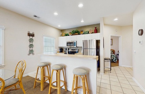 Sea Trail Condo | Beach-themed retreat with outdoor pool, gym, patio & AC - snowbird-friendly