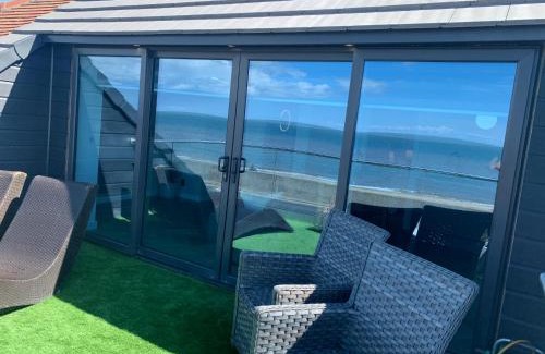 Thornton-Cleveleys Apartment | Beach View Apartment with balcony and sea view - pet friendly