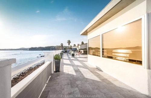 Saint-Mandrier-sur-Mer House | Beach villa with spa and heated pool