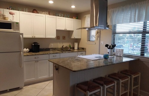 St. Pete Beach Condo | BEACH/WATER/SUNSETS,50%OFF Monthly,POOL-Heated,Apple TV,Updated,Friendly Native