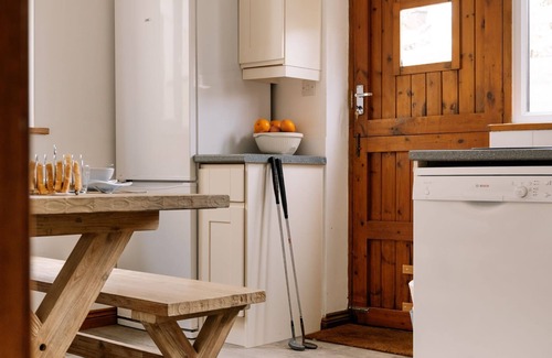 Croyde Apartment | Beachcomber, Sleeps 7, Pets, Hot Tub