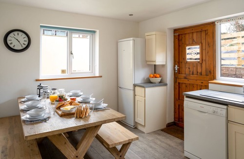 Croyde Apartment | Beachcomber, Sleeps 7, Pets, Hot Tub
