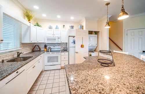 South End House | Beachfront 8BR Home in Ocean -Family and Pet-Friendly w/Deck