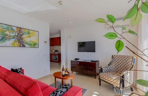 Oura Hotel | Beachfront Accommodation in Oura Beach! 2 Modern Suites, 2 Outdoor Pools, Spa!