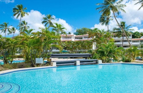 Porters Apartment | Beachfront Apartment With A Large Communal Pool And Close To Restaurants