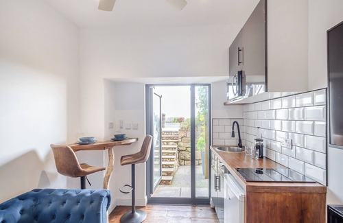 Colwyn Bay Cottage | Beachfront Apartment