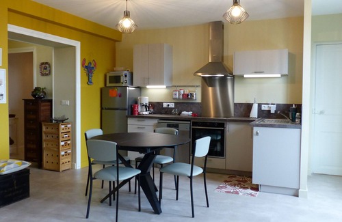 Dinard Apartment | Beachfront - Appart. 4/5pers private garden + parking .center of Dinard