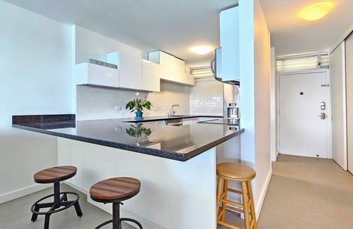 Diamond Head - Kapahulu - St. Louis Condo | Beachfront Beautiful & Spacious King bed Condo with Dedicated Free Parking Spot