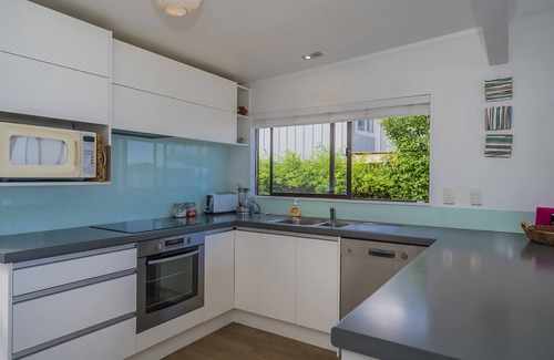 Whangamata Cottage | Beachfront Beauty - Whangamata Beachfront Home