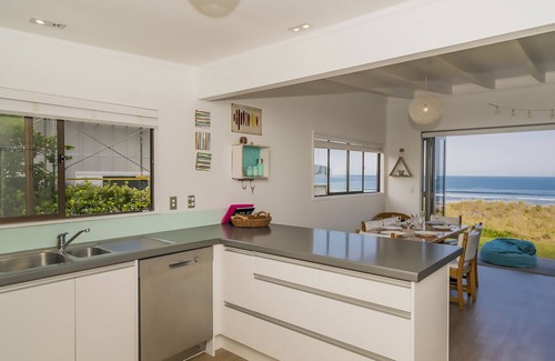 Whangamata Cottage | Beachfront Beauty - Whangamata Beachfront Home