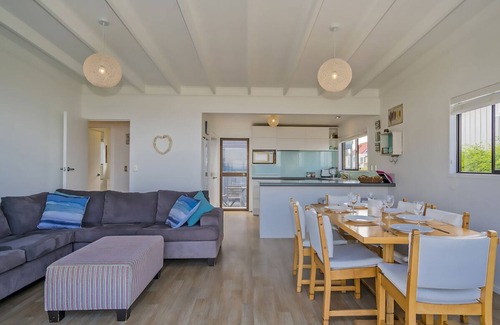 Whangamata Cottage | Beachfront Beauty - Whangamata Beachfront Home