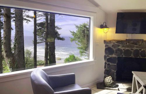 Yachats House | Beachfront Cabin! Private! Ocean Views! Firepit! Shelley Family Cabin