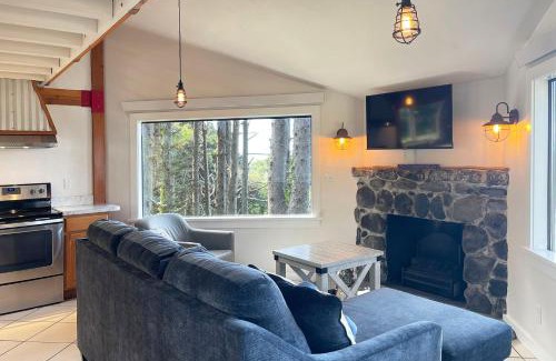 Yachats House | Beachfront Cabin! Private! Ocean Views! Firepit! Shelley Family Cabin