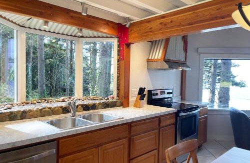 Yachats House | Beachfront Cabin! Private! Ocean Views! Firepit! Shelley Family Cabin