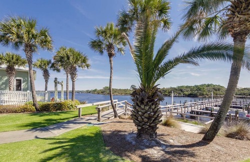 Sunnyside Condo | Beachfront Charm Meets Lake Life + Free Tickets: Dolphin Cruise & More!